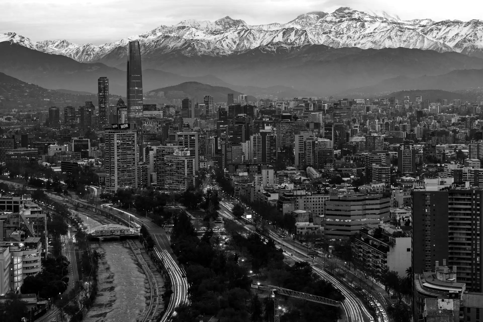 Santiago de Chile al atardecer, con la cordillera de los Andes nevada al fondo